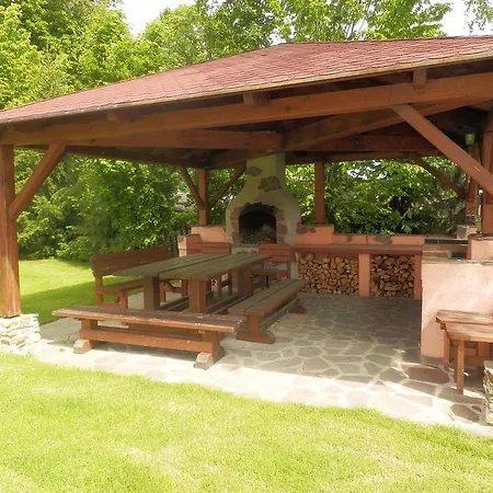 Apartmanovy Dum Obecna Skola * Svetlik